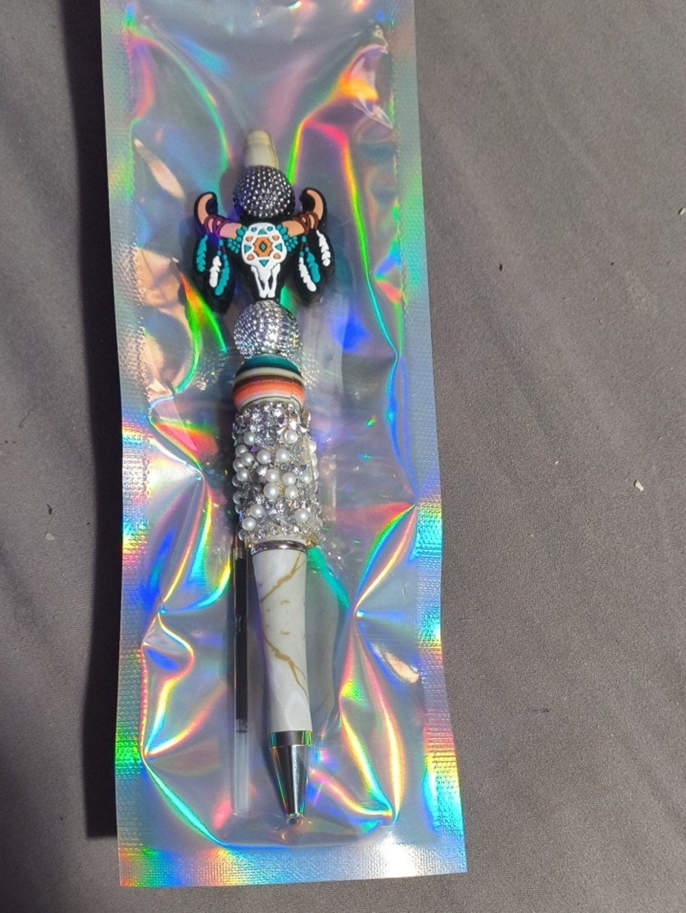 Beaded Marble-Effect Buffalo Skull Decorative Pen - White, Multicolor